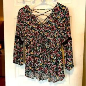 NO BOUNDARIES Floral Blouse V-Neck, 3/4 sleeves, back crisscross straps  Size M